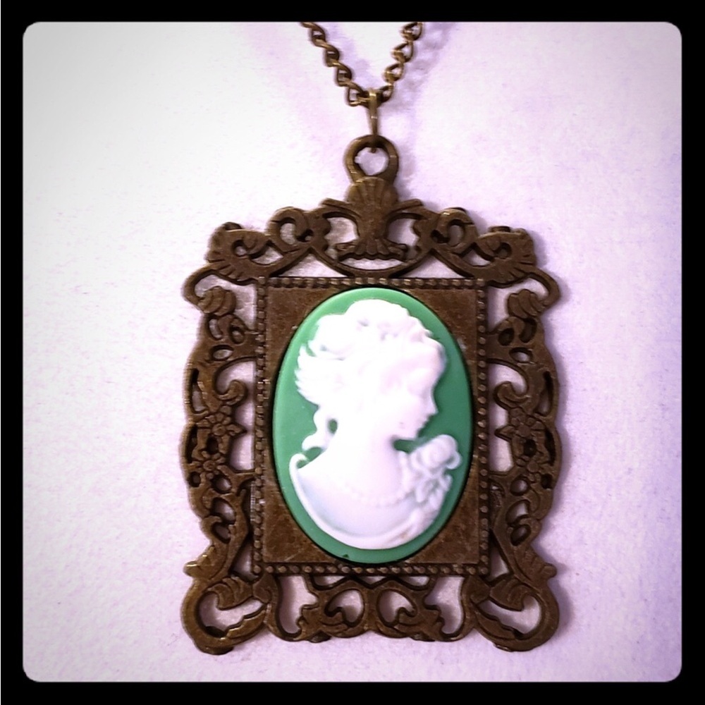 Elegant New Handmade 18” Antique Chain Necklace with a Green Cameo